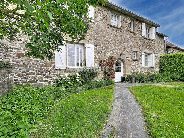 MONT-DOL - Maison de caractère avec dépendances et bâtiments professionnels dans un cadre verdoyant