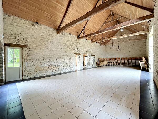 MONT-DOL - Maison de caractère avec dépendances et bâtiments professionnels dans un cadre verdoyant