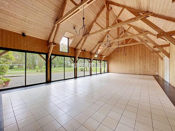 MONT-DOL - Maison de caractère avec dépendances et bâtiments professionnels dans un cadre verdoyant