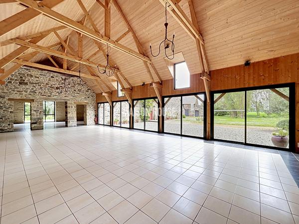 MONT-DOL - Maison de caractère avec dépendances et bâtiments professionnels dans un cadre verdoyant