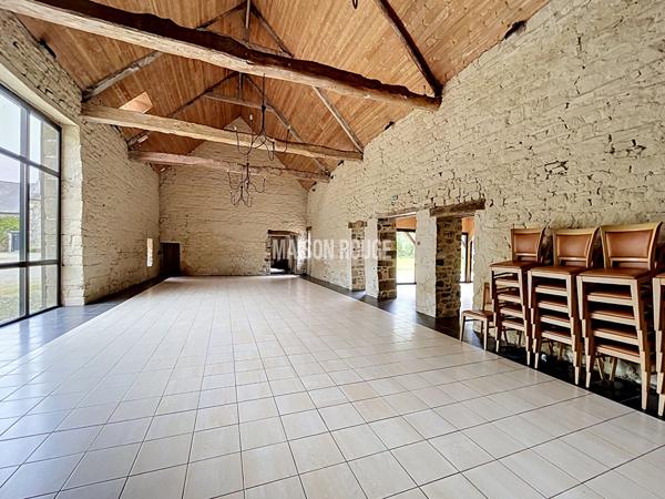 MONT-DOL - Maison de caractère avec dépendances et bâtiments professionnels dans un cadre verdoyant