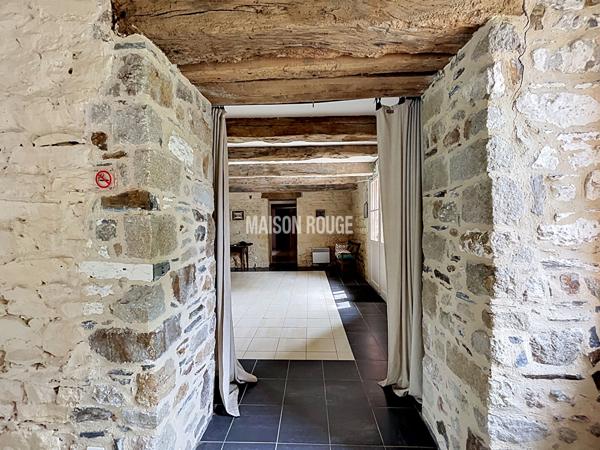MONT-DOL - Maison de caractère avec dépendances et bâtiments professionnels dans un cadre verdoyant