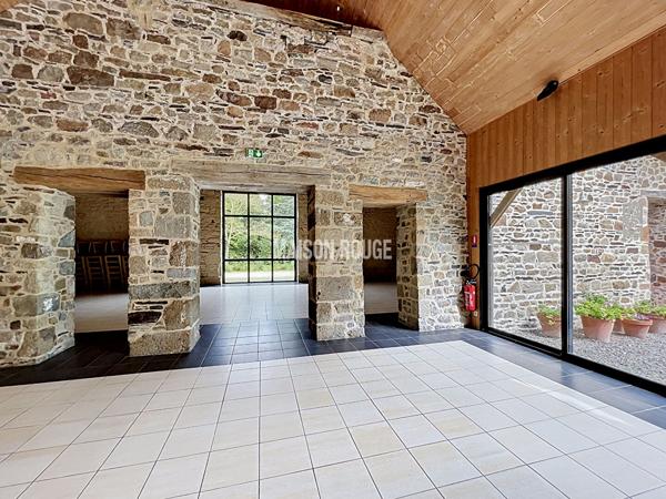 MONT-DOL - Maison de caractère avec dépendances et bâtiments professionnels dans un cadre verdoyant