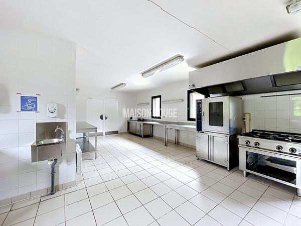 MONT-DOL - Maison de caractère avec dépendances et bâtiments professionnels dans un cadre verdoyant