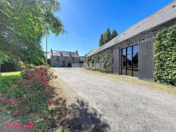 MONT-DOL - Maison de caractère avec dépendances et bâtiments professionnels dans un cadre verdoyant