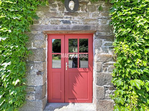 MONT-DOL - Maison de caractère avec dépendances et bâtiments professionnels dans un cadre verdoyant