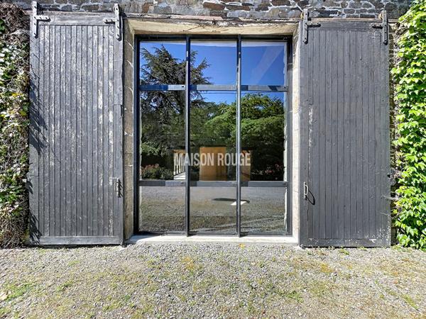 MONT-DOL - Maison de caractère avec dépendances et bâtiments professionnels dans un cadre verdoyant
