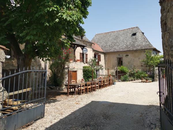 Villefranche-de-Rouergue (12200) Corps de ferme du XVIIIe rénové – Gîtes, mini-camping, piscine et superbe pigeonnier – Aveyron