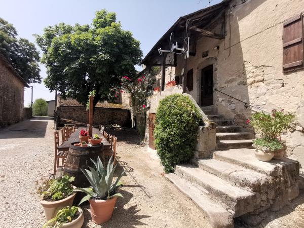 Villefranche-de-Rouergue (12200) Corps de ferme du XVIIIe rénové – Gîtes, mini-camping, piscine et superbe pigeonnier – Aveyron