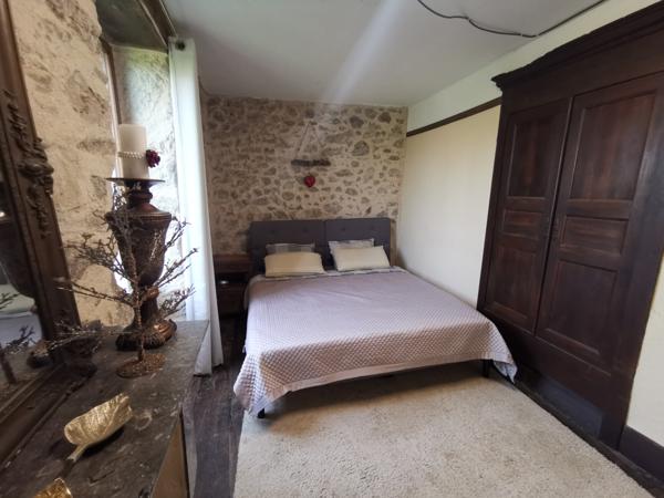 Villefranche-de-Rouergue (12200) Corps de ferme du XVIIIe rénové – Gîtes, mini-camping, piscine et superbe pigeonnier – Aveyron