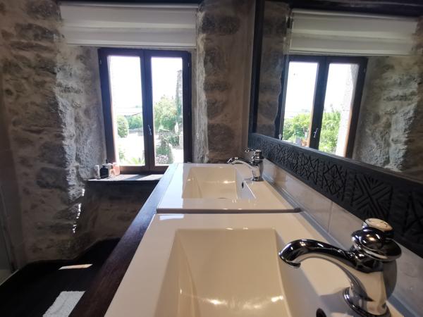 Villefranche-de-Rouergue (12200) Corps de ferme du XVIIIe rénové – Gîtes, mini-camping, piscine et superbe pigeonnier – Aveyron