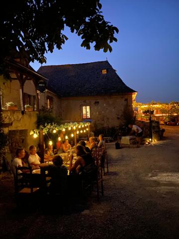 Villefranche-de-Rouergue (12200) Corps de ferme du XVIIIe rénové – Gîtes, mini-camping, piscine et superbe pigeonnier – Aveyron