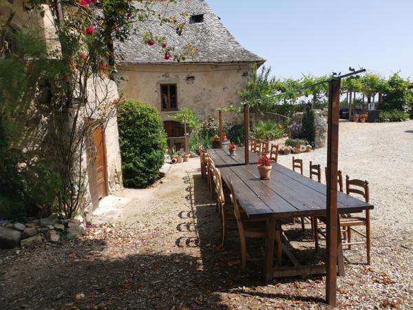 Villefranche-de-Rouergue (12200) Corps de ferme du XVIIIe rénové – Gîtes, mini-camping, piscine et superbe pigeonnier – Aveyron