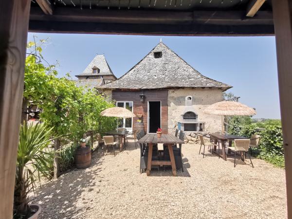 Villefranche-de-Rouergue (12200) Corps de ferme du XVIIIe rénové – Gîtes, mini-camping, piscine et superbe pigeonnier – Aveyron