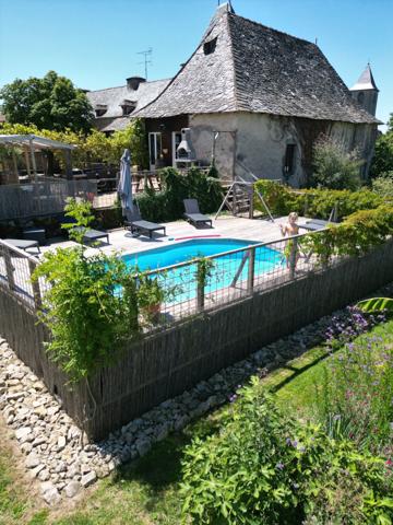 Villefranche-de-Rouergue (12200) Corps de ferme du XVIIIe rénové – Gîtes, mini-camping, piscine et superbe pigeonnier – Aveyron
