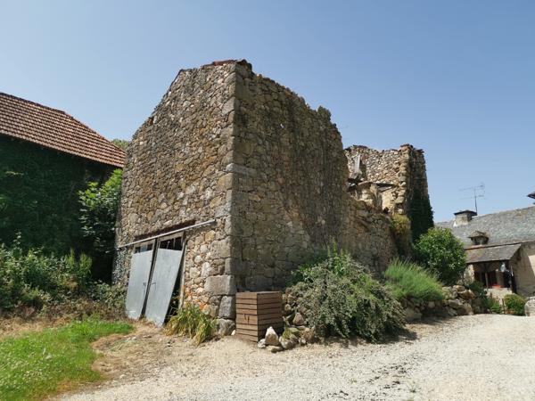 Villefranche-de-Rouergue (12200) Corps de ferme du XVIIIe rénové – Gîtes, mini-camping, piscine et superbe pigeonnier – Aveyron