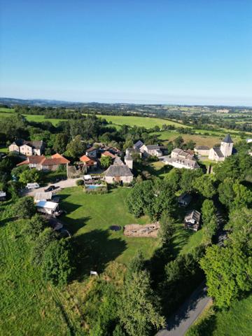 Villefranche-de-Rouergue (12200) Corps de ferme du XVIIIe rénové – Gîtes, mini-camping, piscine et superbe pigeonnier – Aveyron