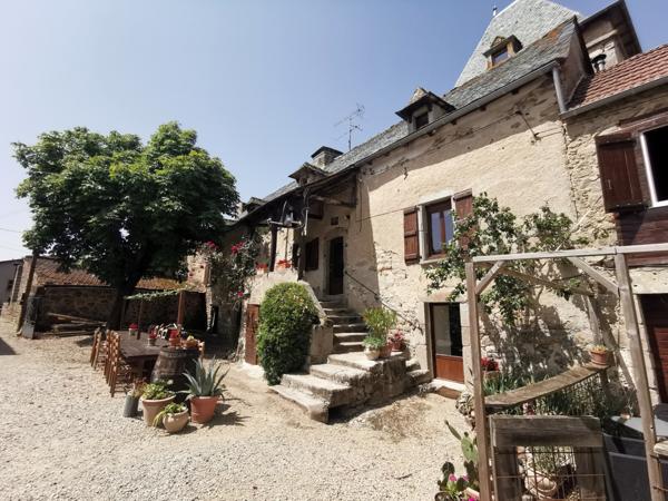 Villefranche-de-Rouergue (12200) Corps de ferme du XVIIIe rénové – Gîtes, mini-camping, piscine et superbe pigeonnier – Aveyron