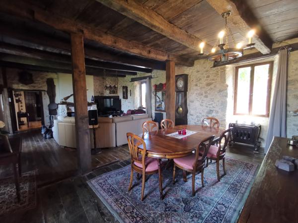 Villefranche-de-Rouergue (12200) Corps de ferme du XVIIIe rénové – Gîtes, mini-camping, piscine et superbe pigeonnier – Aveyron