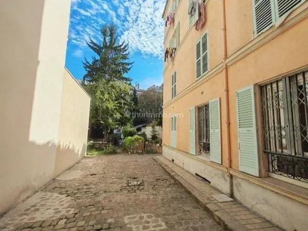 Vente                                                      Appartement
                        
                     2 pièces                      32 m2                     à Villeneuve-Saint-Georges