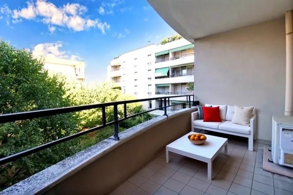 Appartement
         3 pièces
        - 82 m² 398 000 € *