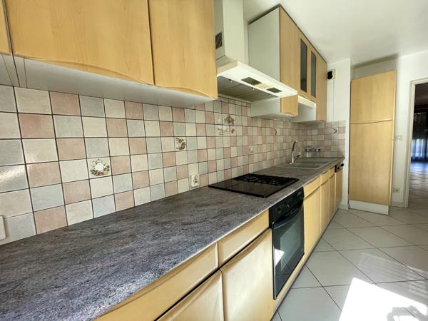 Appartement
         3 pièces
        - 82 m² 398 000 € *