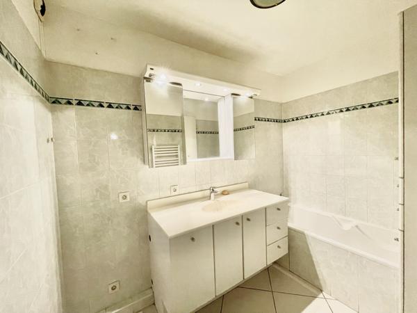 Appartement
         3 pièces
        - 82 m² 398 000 € *