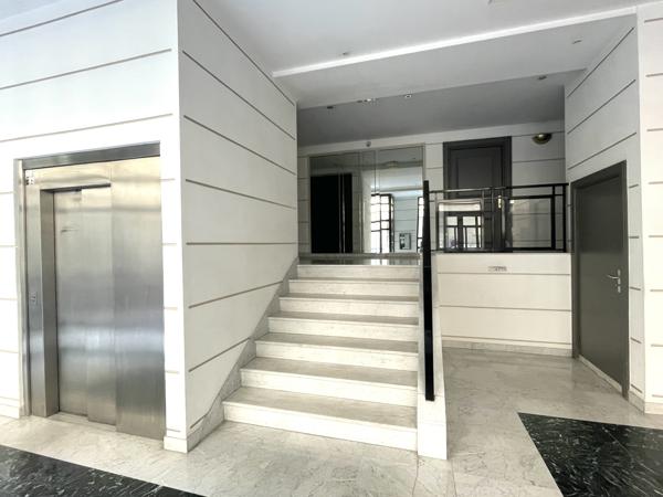 Appartement
         3 pièces
        - 82 m² 398 000 € *
