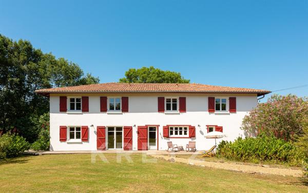 Demeure de Caractère, maison d'hôtes avec piscine, calme vue montagne 30 min de Bayonne