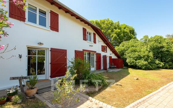 Demeure de Caractère, maison d'hôtes avec piscine, calme vue montagne 30 min de Bayonne