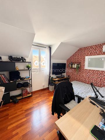 À Saint-Leu-la-Forêt (Val-d’Oise, 95), dans un quartier calme proche des commodités, à 15 minutes de la Gare, cette maison lumineuse et très bien entretenue de 146 m² se déploie sur trois niveaux, sur un terrain de 281 m². Grand double séjour ouvert sur la terrasse, quatre chambres, un bureau pouvant faire office de chambre, deux salles d’eau, climatisation intégrale et double garage composent un ensemble familial bien pensé et soigneusement aménagé.

REZ-DE-CHAUSSÉE
Le grand double séjour constitue le cœur de la maison. Lumineux et généreux en volume, il offre deux espaces distincts, l’un pour la détente, l’autre pour les repas ou la réception, et s’ouvre directement sur la terrasse et le jardin. La cuisine, semi-ouverte aménagée et équipée, reste en lien avec les pièces de vie tout en conservant son indépendance. Ce niveau dispose également de rangements dédiés, qui facilitent l’organisation du quotidien.

PREMIER ÉTAGE
Le premier étage accueille trois chambres, dotées de rangements, dont une suite parentale avec une douche spacieuse ainsi qu'un dressing, et une deuxième salle d’eau également spacieuse. Équipées de fenêtres, ces dernières bénéficient de la lumière naturelle, un confort appréciable au quotidien. Avec deux salles d’eau pour trois chambres, l’organisation du matin est facilitée pour une famille. Des rangements spécifiques complètent également ce niveau.

DEUXIÈME ÉTAGE
Le dernier niveau propose une grande chambre, pouvant aussi faire office de salle de jeux, ainsi qu’une autre grande pièce actuellement utilisée comme bureau, pouvant faire office de chambre. Cet étage offre une vraie souplesse d’usage : espace pour les enfants, chambres d’amis, télétravail au calme, en retrait des pièces de vie.

SANITAIRES ET CONFORT
La maison compte deux WC séparés. Elle est entièrement climatisée, un équipement de confort déjà en place, utile en été comme pour la régulation de la température sur l’ensemble des niveaux. Les nombreux rangements, présents dans les chambres comme dans des espaces dédiés, limitent les besoins en mobilier complémentaire.

GARAGE
Un grand garage, équipé d’une porte électrique, permet de stationner deux véhicules à l’abri et offre un volume de rangement supplémentaire, un atout appréciable dans le secteur.

EXTÉRIEUR
Le terrain de 281 m², sans vis-à-vis, offre une vraie intimité et un extérieur facile à entretenir. La terrasse, accessible depuis le double séjour, prolonge les pièces de vie et permet de profiter des beaux jours, pour les repas comme pour la détente.

ENVIRONNEMENT ET ACCÈS
Saint-Leu-la-Forêt, commune du Val-d’Oise située en lisière de la forêt de Montmorency, offre un cadre résidentiel et verdoyant tout en restant reliée à Paris. La commune dispose de commerces, d’établissements scolaires et d’une gare sur la ligne H du Transilien. La maison se situe dans un quartier calme, à proximité des commodités.

POINTS À NOTER
Cette maison très bien entretenue s’adresse aux familles recherchant du volume, quatre chambres et un bureau modulable, des équipements de confort déjà en place et un extérieur sans vis-à-vis, dans un secteur calme du Val-d’Oise proche des commodités.
Une maison familiale lumineuse de 146 m², climatisée, avec double garage et jardin sans vis-à-vis, au calme à Saint-Leu-la-Forêt.