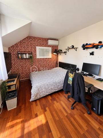 À Saint-Leu-la-Forêt (Val-d’Oise, 95), dans un quartier calme proche des commodités, à 15 minutes de la Gare, cette maison lumineuse et très bien entretenue de 146 m² se déploie sur trois niveaux, sur un terrain de 281 m². Grand double séjour ouvert sur la terrasse, quatre chambres, un bureau pouvant faire office de chambre, deux salles d’eau, climatisation intégrale et double garage composent un ensemble familial bien pensé et soigneusement aménagé.

REZ-DE-CHAUSSÉE
Le grand double séjour constitue le cœur de la maison. Lumineux et généreux en volume, il offre deux espaces distincts, l’un pour la détente, l’autre pour les repas ou la réception, et s’ouvre directement sur la terrasse et le jardin. La cuisine, semi-ouverte aménagée et équipée, reste en lien avec les pièces de vie tout en conservant son indépendance. Ce niveau dispose également de rangements dédiés, qui facilitent l’organisation du quotidien.

PREMIER ÉTAGE
Le premier étage accueille trois chambres, dotées de rangements, dont une suite parentale avec une douche spacieuse ainsi qu'un dressing, et une deuxième salle d’eau également spacieuse. Équipées de fenêtres, ces dernières bénéficient de la lumière naturelle, un confort appréciable au quotidien. Avec deux salles d’eau pour trois chambres, l’organisation du matin est facilitée pour une famille. Des rangements spécifiques complètent également ce niveau.

DEUXIÈME ÉTAGE
Le dernier niveau propose une grande chambre, pouvant aussi faire office de salle de jeux, ainsi qu’une autre grande pièce actuellement utilisée comme bureau, pouvant faire office de chambre. Cet étage offre une vraie souplesse d’usage : espace pour les enfants, chambres d’amis, télétravail au calme, en retrait des pièces de vie.

SANITAIRES ET CONFORT
La maison compte deux WC séparés. Elle est entièrement climatisée, un équipement de confort déjà en place, utile en été comme pour la régulation de la température sur l’ensemble des niveaux. Les nombreux rangements, présents dans les chambres comme dans des espaces dédiés, limitent les besoins en mobilier complémentaire.

GARAGE
Un grand garage, équipé d’une porte électrique, permet de stationner deux véhicules à l’abri et offre un volume de rangement supplémentaire, un atout appréciable dans le secteur.

EXTÉRIEUR
Le terrain de 281 m², sans vis-à-vis, offre une vraie intimité et un extérieur facile à entretenir. La terrasse, accessible depuis le double séjour, prolonge les pièces de vie et permet de profiter des beaux jours, pour les repas comme pour la détente.

ENVIRONNEMENT ET ACCÈS
Saint-Leu-la-Forêt, commune du Val-d’Oise située en lisière de la forêt de Montmorency, offre un cadre résidentiel et verdoyant tout en restant reliée à Paris. La commune dispose de commerces, d’établissements scolaires et d’une gare sur la ligne H du Transilien. La maison se situe dans un quartier calme, à proximité des commodités.

POINTS À NOTER
Cette maison très bien entretenue s’adresse aux familles recherchant du volume, quatre chambres et un bureau modulable, des équipements de confort déjà en place et un extérieur sans vis-à-vis, dans un secteur calme du Val-d’Oise proche des commodités.
Une maison familiale lumineuse de 146 m², climatisée, avec double garage et jardin sans vis-à-vis, au calme à Saint-Leu-la-Forêt.