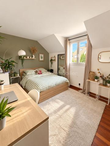 À Saint-Leu-la-Forêt (Val-d’Oise, 95), dans un quartier calme proche des commodités, à 15 minutes de la Gare, cette maison lumineuse et très bien entretenue de 146 m² se déploie sur trois niveaux, sur un terrain de 281 m². Grand double séjour ouvert sur la terrasse, quatre chambres, un bureau pouvant faire office de chambre, deux salles d’eau, climatisation intégrale et double garage composent un ensemble familial bien pensé et soigneusement aménagé.

REZ-DE-CHAUSSÉE
Le grand double séjour constitue le cœur de la maison. Lumineux et généreux en volume, il offre deux espaces distincts, l’un pour la détente, l’autre pour les repas ou la réception, et s’ouvre directement sur la terrasse et le jardin. La cuisine, semi-ouverte aménagée et équipée, reste en lien avec les pièces de vie tout en conservant son indépendance. Ce niveau dispose également de rangements dédiés, qui facilitent l’organisation du quotidien.

PREMIER ÉTAGE
Le premier étage accueille trois chambres, dotées de rangements, dont une suite parentale avec une douche spacieuse ainsi qu'un dressing, et une deuxième salle d’eau également spacieuse. Équipées de fenêtres, ces dernières bénéficient de la lumière naturelle, un confort appréciable au quotidien. Avec deux salles d’eau pour trois chambres, l’organisation du matin est facilitée pour une famille. Des rangements spécifiques complètent également ce niveau.

DEUXIÈME ÉTAGE
Le dernier niveau propose une grande chambre, pouvant aussi faire office de salle de jeux, ainsi qu’une autre grande pièce actuellement utilisée comme bureau, pouvant faire office de chambre. Cet étage offre une vraie souplesse d’usage : espace pour les enfants, chambres d’amis, télétravail au calme, en retrait des pièces de vie.

SANITAIRES ET CONFORT
La maison compte deux WC séparés. Elle est entièrement climatisée, un équipement de confort déjà en place, utile en été comme pour la régulation de la température sur l’ensemble des niveaux. Les nombreux rangements, présents dans les chambres comme dans des espaces dédiés, limitent les besoins en mobilier complémentaire.

GARAGE
Un grand garage, équipé d’une porte électrique, permet de stationner deux véhicules à l’abri et offre un volume de rangement supplémentaire, un atout appréciable dans le secteur.

EXTÉRIEUR
Le terrain de 281 m², sans vis-à-vis, offre une vraie intimité et un extérieur facile à entretenir. La terrasse, accessible depuis le double séjour, prolonge les pièces de vie et permet de profiter des beaux jours, pour les repas comme pour la détente.

ENVIRONNEMENT ET ACCÈS
Saint-Leu-la-Forêt, commune du Val-d’Oise située en lisière de la forêt de Montmorency, offre un cadre résidentiel et verdoyant tout en restant reliée à Paris. La commune dispose de commerces, d’établissements scolaires et d’une gare sur la ligne H du Transilien. La maison se situe dans un quartier calme, à proximité des commodités.

POINTS À NOTER
Cette maison très bien entretenue s’adresse aux familles recherchant du volume, quatre chambres et un bureau modulable, des équipements de confort déjà en place et un extérieur sans vis-à-vis, dans un secteur calme du Val-d’Oise proche des commodités.
Une maison familiale lumineuse de 146 m², climatisée, avec double garage et jardin sans vis-à-vis, au calme à Saint-Leu-la-Forêt.