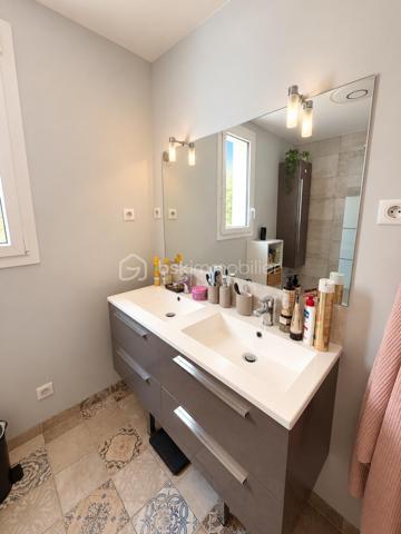 À Saint-Leu-la-Forêt (Val-d’Oise, 95), dans un quartier calme proche des commodités, à 15 minutes de la Gare, cette maison lumineuse et très bien entretenue de 146 m² se déploie sur trois niveaux, sur un terrain de 281 m². Grand double séjour ouvert sur la terrasse, quatre chambres, un bureau pouvant faire office de chambre, deux salles d’eau, climatisation intégrale et double garage composent un ensemble familial bien pensé et soigneusement aménagé.

REZ-DE-CHAUSSÉE
Le grand double séjour constitue le cœur de la maison. Lumineux et généreux en volume, il offre deux espaces distincts, l’un pour la détente, l’autre pour les repas ou la réception, et s’ouvre directement sur la terrasse et le jardin. La cuisine, semi-ouverte aménagée et équipée, reste en lien avec les pièces de vie tout en conservant son indépendance. Ce niveau dispose également de rangements dédiés, qui facilitent l’organisation du quotidien.

PREMIER ÉTAGE
Le premier étage accueille trois chambres, dotées de rangements, dont une suite parentale avec une douche spacieuse ainsi qu'un dressing, et une deuxième salle d’eau également spacieuse. Équipées de fenêtres, ces dernières bénéficient de la lumière naturelle, un confort appréciable au quotidien. Avec deux salles d’eau pour trois chambres, l’organisation du matin est facilitée pour une famille. Des rangements spécifiques complètent également ce niveau.

DEUXIÈME ÉTAGE
Le dernier niveau propose une grande chambre, pouvant aussi faire office de salle de jeux, ainsi qu’une autre grande pièce actuellement utilisée comme bureau, pouvant faire office de chambre. Cet étage offre une vraie souplesse d’usage : espace pour les enfants, chambres d’amis, télétravail au calme, en retrait des pièces de vie.

SANITAIRES ET CONFORT
La maison compte deux WC séparés. Elle est entièrement climatisée, un équipement de confort déjà en place, utile en été comme pour la régulation de la température sur l’ensemble des niveaux. Les nombreux rangements, présents dans les chambres comme dans des espaces dédiés, limitent les besoins en mobilier complémentaire.

GARAGE
Un grand garage, équipé d’une porte électrique, permet de stationner deux véhicules à l’abri et offre un volume de rangement supplémentaire, un atout appréciable dans le secteur.

EXTÉRIEUR
Le terrain de 281 m², sans vis-à-vis, offre une vraie intimité et un extérieur facile à entretenir. La terrasse, accessible depuis le double séjour, prolonge les pièces de vie et permet de profiter des beaux jours, pour les repas comme pour la détente.

ENVIRONNEMENT ET ACCÈS
Saint-Leu-la-Forêt, commune du Val-d’Oise située en lisière de la forêt de Montmorency, offre un cadre résidentiel et verdoyant tout en restant reliée à Paris. La commune dispose de commerces, d’établissements scolaires et d’une gare sur la ligne H du Transilien. La maison se situe dans un quartier calme, à proximité des commodités.

POINTS À NOTER
Cette maison très bien entretenue s’adresse aux familles recherchant du volume, quatre chambres et un bureau modulable, des équipements de confort déjà en place et un extérieur sans vis-à-vis, dans un secteur calme du Val-d’Oise proche des commodités.
Une maison familiale lumineuse de 146 m², climatisée, avec double garage et jardin sans vis-à-vis, au calme à Saint-Leu-la-Forêt.