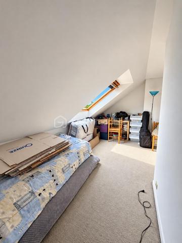 À Saint-Leu-la-Forêt (Val-d’Oise, 95), dans un quartier calme proche des commodités, à 15 minutes de la Gare, cette maison lumineuse et très bien entretenue de 146 m² se déploie sur trois niveaux, sur un terrain de 281 m². Grand double séjour ouvert sur la terrasse, quatre chambres, un bureau pouvant faire office de chambre, deux salles d’eau, climatisation intégrale et double garage composent un ensemble familial bien pensé et soigneusement aménagé.

REZ-DE-CHAUSSÉE
Le grand double séjour constitue le cœur de la maison. Lumineux et généreux en volume, il offre deux espaces distincts, l’un pour la détente, l’autre pour les repas ou la réception, et s’ouvre directement sur la terrasse et le jardin. La cuisine, semi-ouverte aménagée et équipée, reste en lien avec les pièces de vie tout en conservant son indépendance. Ce niveau dispose également de rangements dédiés, qui facilitent l’organisation du quotidien.

PREMIER ÉTAGE
Le premier étage accueille trois chambres, dotées de rangements, dont une suite parentale avec une douche spacieuse ainsi qu'un dressing, et une deuxième salle d’eau également spacieuse. Équipées de fenêtres, ces dernières bénéficient de la lumière naturelle, un confort appréciable au quotidien. Avec deux salles d’eau pour trois chambres, l’organisation du matin est facilitée pour une famille. Des rangements spécifiques complètent également ce niveau.

DEUXIÈME ÉTAGE
Le dernier niveau propose une grande chambre, pouvant aussi faire office de salle de jeux, ainsi qu’une autre grande pièce actuellement utilisée comme bureau, pouvant faire office de chambre. Cet étage offre une vraie souplesse d’usage : espace pour les enfants, chambres d’amis, télétravail au calme, en retrait des pièces de vie.

SANITAIRES ET CONFORT
La maison compte deux WC séparés. Elle est entièrement climatisée, un équipement de confort déjà en place, utile en été comme pour la régulation de la température sur l’ensemble des niveaux. Les nombreux rangements, présents dans les chambres comme dans des espaces dédiés, limitent les besoins en mobilier complémentaire.

GARAGE
Un grand garage, équipé d’une porte électrique, permet de stationner deux véhicules à l’abri et offre un volume de rangement supplémentaire, un atout appréciable dans le secteur.

EXTÉRIEUR
Le terrain de 281 m², sans vis-à-vis, offre une vraie intimité et un extérieur facile à entretenir. La terrasse, accessible depuis le double séjour, prolonge les pièces de vie et permet de profiter des beaux jours, pour les repas comme pour la détente.

ENVIRONNEMENT ET ACCÈS
Saint-Leu-la-Forêt, commune du Val-d’Oise située en lisière de la forêt de Montmorency, offre un cadre résidentiel et verdoyant tout en restant reliée à Paris. La commune dispose de commerces, d’établissements scolaires et d’une gare sur la ligne H du Transilien. La maison se situe dans un quartier calme, à proximité des commodités.

POINTS À NOTER
Cette maison très bien entretenue s’adresse aux familles recherchant du volume, quatre chambres et un bureau modulable, des équipements de confort déjà en place et un extérieur sans vis-à-vis, dans un secteur calme du Val-d’Oise proche des commodités.
Une maison familiale lumineuse de 146 m², climatisée, avec double garage et jardin sans vis-à-vis, au calme à Saint-Leu-la-Forêt.
