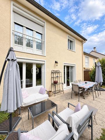 À Saint-Leu-la-Forêt (Val-d’Oise, 95), dans un quartier calme proche des commodités, à 15 minutes de la Gare, cette maison lumineuse et très bien entretenue de 146 m² se déploie sur trois niveaux, sur un terrain de 281 m². Grand double séjour ouvert sur la terrasse, quatre chambres, un bureau pouvant faire office de chambre, deux salles d’eau, climatisation intégrale et double garage composent un ensemble familial bien pensé et soigneusement aménagé.

REZ-DE-CHAUSSÉE
Le grand double séjour constitue le cœur de la maison. Lumineux et généreux en volume, il offre deux espaces distincts, l’un pour la détente, l’autre pour les repas ou la réception, et s’ouvre directement sur la terrasse et le jardin. La cuisine, semi-ouverte aménagée et équipée, reste en lien avec les pièces de vie tout en conservant son indépendance. Ce niveau dispose également de rangements dédiés, qui facilitent l’organisation du quotidien.

PREMIER ÉTAGE
Le premier étage accueille trois chambres, dotées de rangements, dont une suite parentale avec une douche spacieuse ainsi qu'un dressing, et une deuxième salle d’eau également spacieuse. Équipées de fenêtres, ces dernières bénéficient de la lumière naturelle, un confort appréciable au quotidien. Avec deux salles d’eau pour trois chambres, l’organisation du matin est facilitée pour une famille. Des rangements spécifiques complètent également ce niveau.

DEUXIÈME ÉTAGE
Le dernier niveau propose une grande chambre, pouvant aussi faire office de salle de jeux, ainsi qu’une autre grande pièce actuellement utilisée comme bureau, pouvant faire office de chambre. Cet étage offre une vraie souplesse d’usage : espace pour les enfants, chambres d’amis, télétravail au calme, en retrait des pièces de vie.

SANITAIRES ET CONFORT
La maison compte deux WC séparés. Elle est entièrement climatisée, un équipement de confort déjà en place, utile en été comme pour la régulation de la température sur l’ensemble des niveaux. Les nombreux rangements, présents dans les chambres comme dans des espaces dédiés, limitent les besoins en mobilier complémentaire.

GARAGE
Un grand garage, équipé d’une porte électrique, permet de stationner deux véhicules à l’abri et offre un volume de rangement supplémentaire, un atout appréciable dans le secteur.

EXTÉRIEUR
Le terrain de 281 m², sans vis-à-vis, offre une vraie intimité et un extérieur facile à entretenir. La terrasse, accessible depuis le double séjour, prolonge les pièces de vie et permet de profiter des beaux jours, pour les repas comme pour la détente.

ENVIRONNEMENT ET ACCÈS
Saint-Leu-la-Forêt, commune du Val-d’Oise située en lisière de la forêt de Montmorency, offre un cadre résidentiel et verdoyant tout en restant reliée à Paris. La commune dispose de commerces, d’établissements scolaires et d’une gare sur la ligne H du Transilien. La maison se situe dans un quartier calme, à proximité des commodités.

POINTS À NOTER
Cette maison très bien entretenue s’adresse aux familles recherchant du volume, quatre chambres et un bureau modulable, des équipements de confort déjà en place et un extérieur sans vis-à-vis, dans un secteur calme du Val-d’Oise proche des commodités.
Une maison familiale lumineuse de 146 m², climatisée, avec double garage et jardin sans vis-à-vis, au calme à Saint-Leu-la-Forêt.