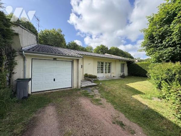 Pavillon vendu occupé comprenant :
 Une entrée, séjour, cuisine, salle de bains, couloir, trois...