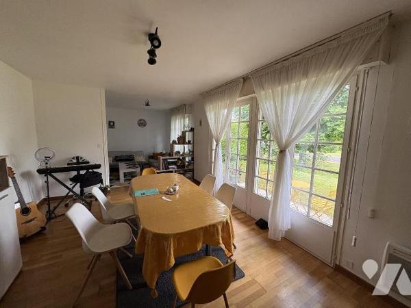 Pavillon vendu occupé comprenant :
 Une entrée, séjour, cuisine, salle de bains, couloir, trois...