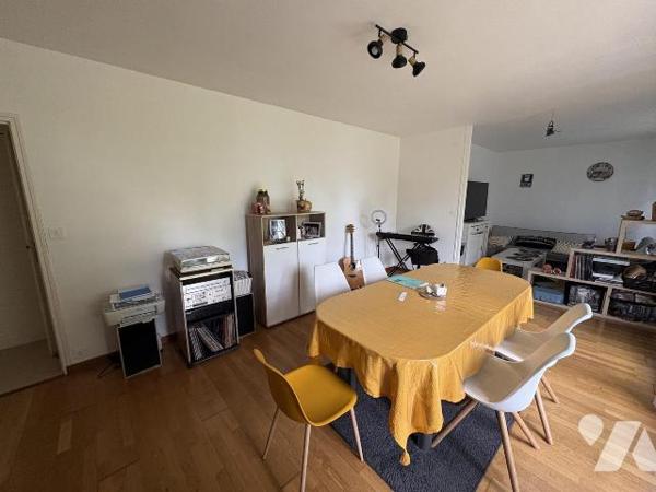 Pavillon vendu occupé comprenant :
 Une entrée, séjour, cuisine, salle de bains, couloir, trois...