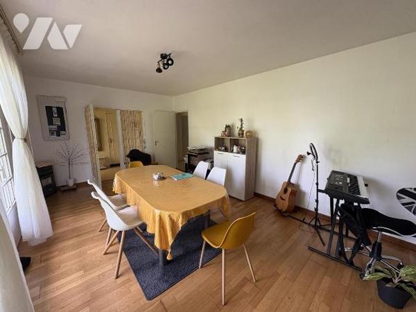 Pavillon vendu occupé comprenant :
 Une entrée, séjour, cuisine, salle de bains, couloir, trois...