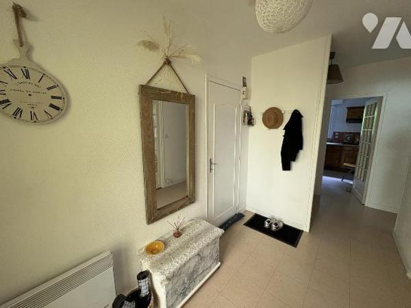 Pavillon vendu occupé comprenant :
 Une entrée, séjour, cuisine, salle de bains, couloir, trois...