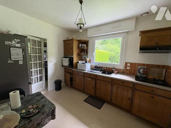 Pavillon vendu occupé comprenant :
 Une entrée, séjour, cuisine, salle de bains, couloir, trois...