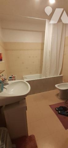 Pavillon vendu occupé comprenant :
 Une entrée, séjour, cuisine, salle de bains, couloir, trois...