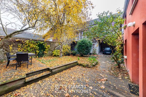 Harmonie entre ancien et contemporain : Corps de ferme réinventé en maison d’architecte avec patio à Mézières-sur-Seine