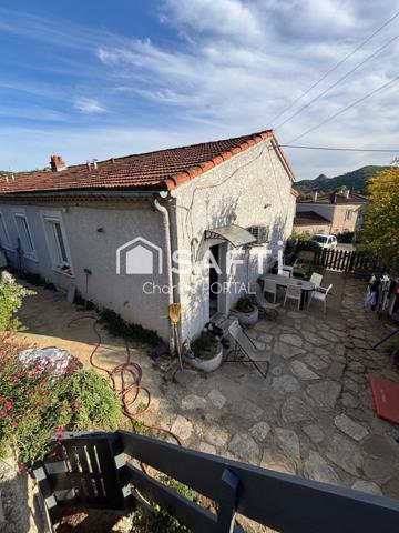 Superbe maison, mitoyenne et son environnement, calme