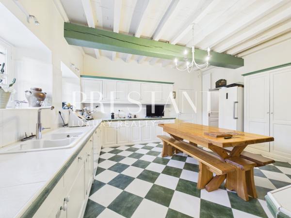 Maison familiale de 450 m2 avec piscine sur 3 hectares à Bidart, BIDART