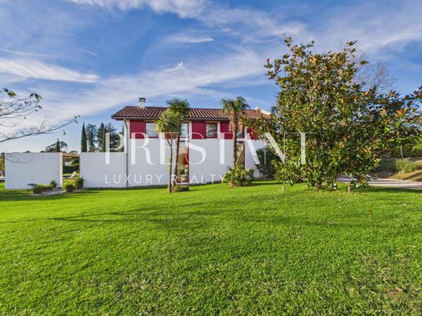 Maison d’architecte avec piscine proche Golf d’Arcangues – Vue montagnes – Potentiel 5 chambres, ARCANGUES
