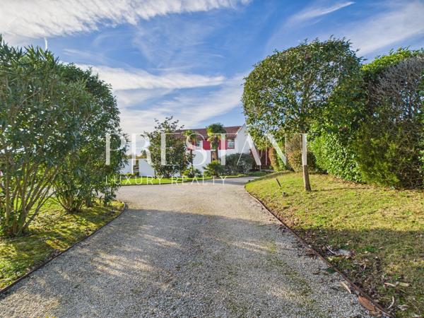 Maison d’architecte avec piscine proche Golf d’Arcangues – Vue montagnes – Potentiel 5 chambres, ARCANGUES