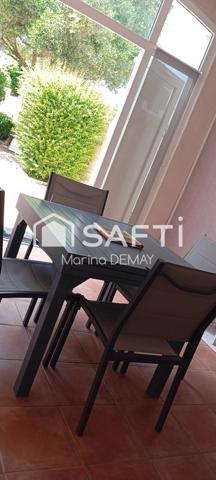 Le luxe ici, c'est de tout faire à pied ou à vélo ! À 500 m de la plage du Veillon, découvrez un appartement chaleureux avec terrasse, jardinet et stationnement privatif.