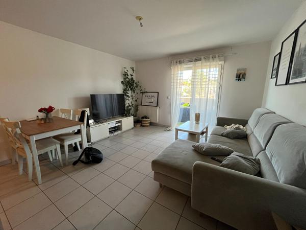 Appartement 2 chambres avec terrasse et 2 places de parking
